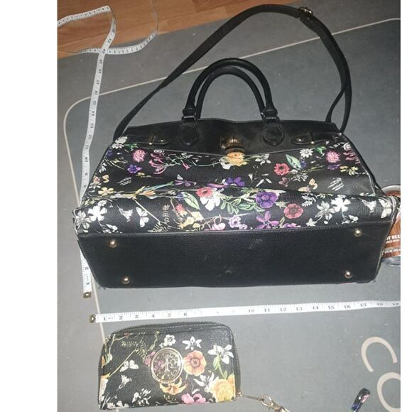 Beautiful Oversize Purse-Bag-Tote-Overnight Bag with wallet - Picture 2 of 8